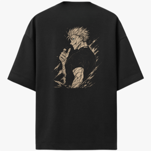 Camiseta com estampa frontal de personagem olhando de óculos escuros e estampa traseira do mesmo personagem em pose dinâmica com fundo de linhas abstratas.