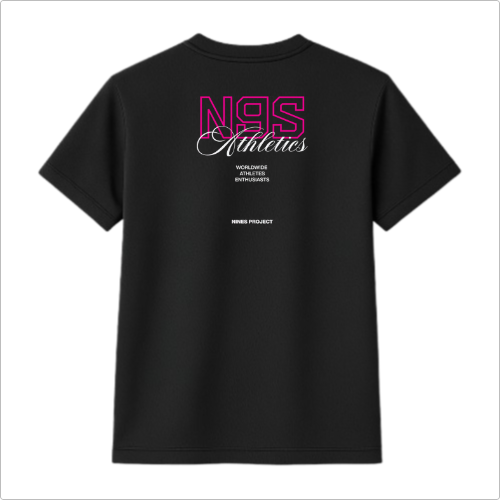 Camiseta com estampa frontal de "N95 Athletics" em letras estilizadas e estampa traseira com repetição do texto, acompanhada de detalhes adicionais.