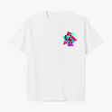 Camiseta com estampa frontal de figuras geométricas sobrepostas com silhuetas humanas e estampa traseira similar com posicionamento centralizado.
