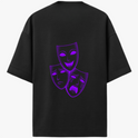 Camiseta com estampa frontal de traço curvado estilizado e estampa traseira de três máscaras teatrais, com uma sorrindo e duas expressando tristeza.