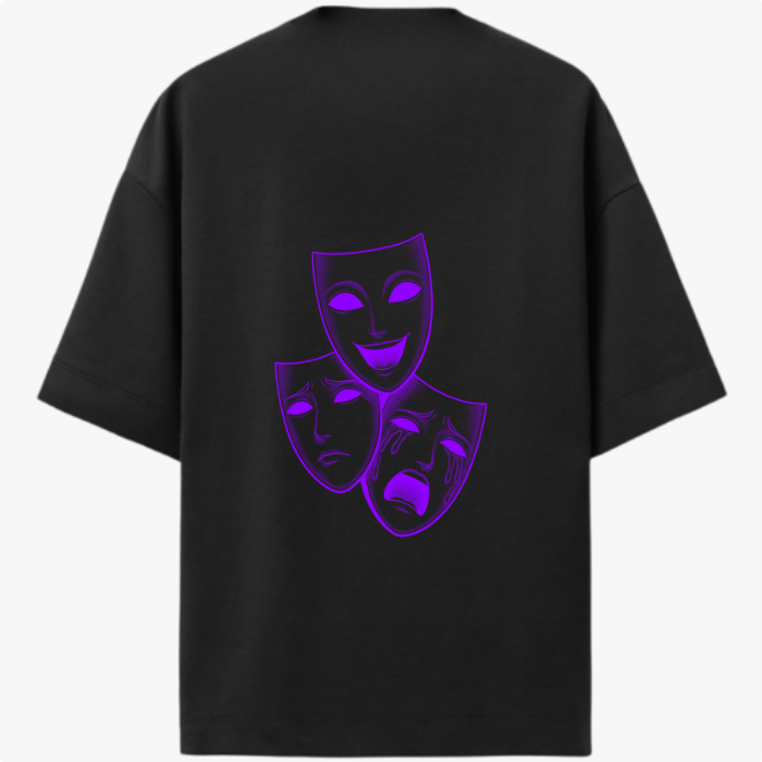 Camiseta com estampa frontal de traço curvado estilizado e estampa traseira de três máscaras teatrais, com uma sorrindo e duas expressando tristeza.