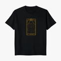 Camiseta com estampa frontal de ilustração de carta de tarô, representando um personagem sentado em um trono com detalhes geométricos e ornamentos.