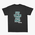 Camiseta com estampa traseira de letras gotejantes formando a frase "STOP TALKING MAKE MONEY", e assinatura estilizada "Hustlers Only" abaixo.
