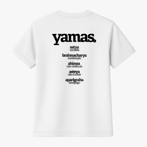 Camiseta com estampa frontal de "satya verdade" e estampa traseira de lista vertical com "yamas", incluindo termos como "satya", "brahmacharya" e outros significados.