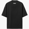 Camiseta com estampa frontal de palavra centralizada em fonte moderna e estampa traseira de mesma palavra centralizada próxima à gola.