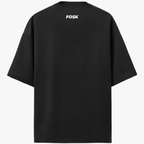 Camiseta com estampa frontal de palavra centralizada em fonte moderna e estampa traseira de mesma palavra centralizada próxima à gola.