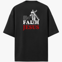 Camiseta com estampa frontal de coliseu estilizado e estampa traseira de figura carregando uma cruz, acompanhada de texto inspirador sobre fé.