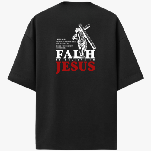 Camiseta com estampa frontal de coliseu estilizado e estampa traseira de figura carregando uma cruz, acompanhada de texto inspirador sobre fé.