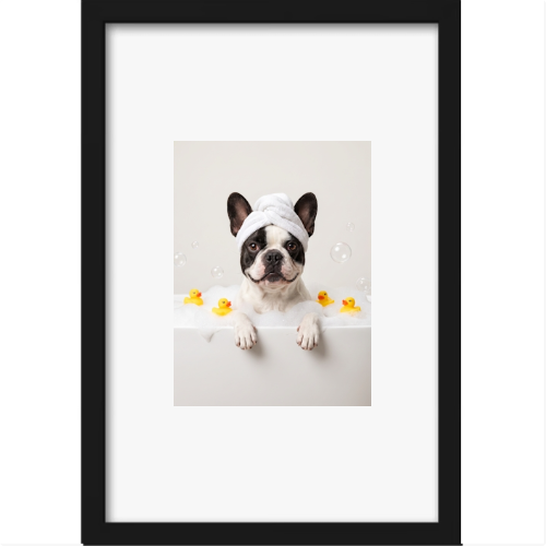 Quadro com estampa frontal de bulldog francês em cenário de banho com patos de borracha e bolhas ao redor, transmitindo um toque divertido.