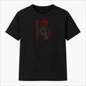 Camiseta com estampa frontal de mão metálica segurando uma rosa e texto vertical. Estampa traseira de guerreiro medieval em paisagem épica com textos adjacentes.