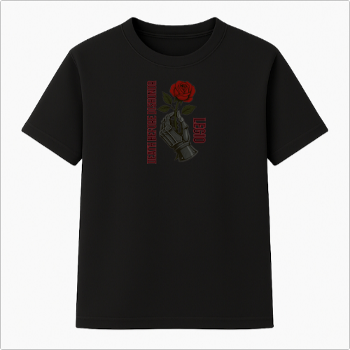 Camiseta com estampa frontal de mão metálica segurando uma rosa e texto vertical. Estampa traseira de guerreiro medieval em paisagem épica com textos adjacentes.