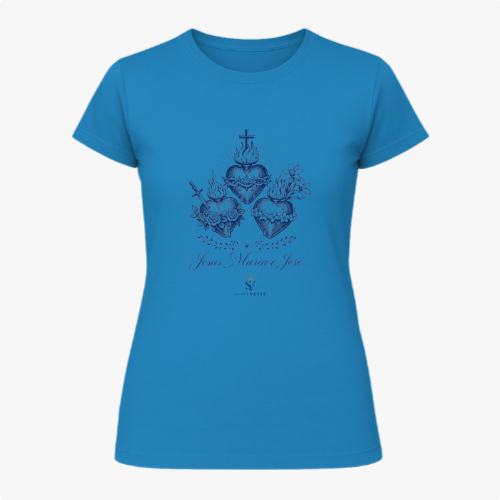 Camiseta com estampa frontal de três corações entrelaçados com símbolos religiosos e texto abaixo "Jesus, Maria e José", acompanhados de desenhos detalhados.