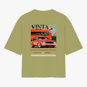 Camiseta com estampa traseira de carro vintage estilizado, com destaque para faróis e grade frontal, acompanhada da palavra "VINTAGE" e padrão quadriculado.