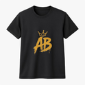 Camiseta com estampa frontal de letras estilizadas "AB" em traço de pincel, acompanhadas por uma coroa detalhada posicionada acima das letras.