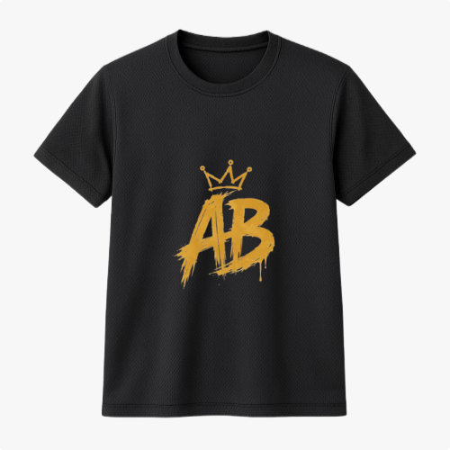 Camiseta com estampa frontal de letras estilizadas "AB" em traço de pincel, acompanhadas por uma coroa detalhada posicionada acima das letras.