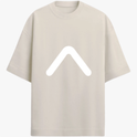 Camiseta com estampa frontal de símbolo minimalista em forma de flecha e estampa traseira de fotografia de oceano com coordenadas no rodapé.