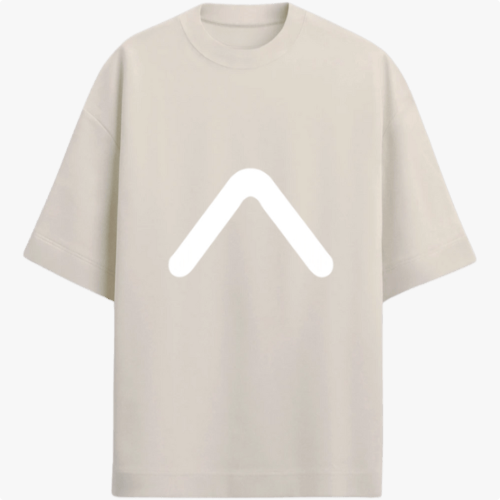 Camiseta com estampa frontal de símbolo minimalista em forma de flecha e estampa traseira de fotografia de oceano com coordenadas no rodapé.