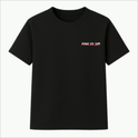 Camiseta com estampa frontal de "MANO DO SOM" sublinhado e estampa traseira de caixas de seleção com "MANO DO SOM" assinalado e hashtags abaixo.