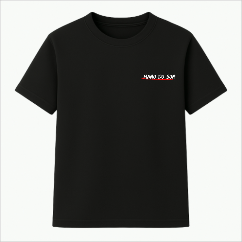Camiseta com estampa frontal de "MANO DO SOM" sublinhado e estampa traseira de caixas de seleção com "MANO DO SOM" assinalado e hashtags abaixo.