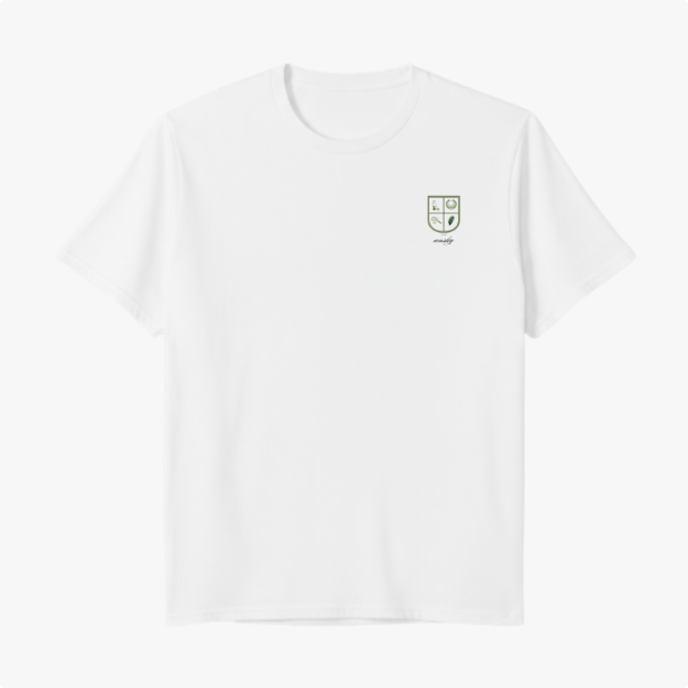 Camiseta com estampa frontal de um distintivo dividido em quatro partes, contendo ícones minimalistas, e a palavra "modify" estilizada logo abaixo.