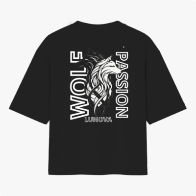 Camiseta com estampa frontal de "LUNOVA" e estampa traseira de lobo artístico com textos "WOLF PASSION" e "LUNOVA".
