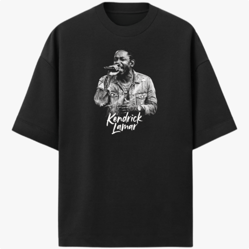 Camiseta com estampa frontal de um cantor segurando um microfone, exibindo detalhes de uma jaqueta e um nome logo abaixo em fonte estilizada.