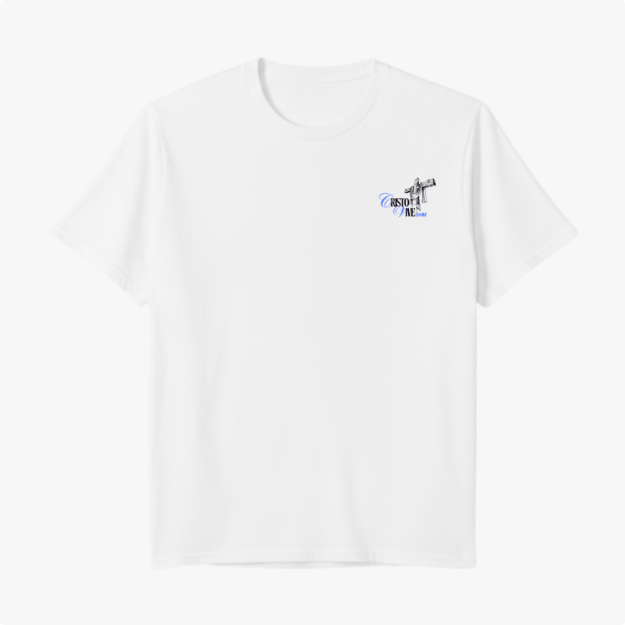 Camiseta com estampa frontal de slogan estilizado com o desenho de uma cruz e estampa traseira de rosto com coroa de espinhos e letras grandes.