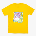 Camiseta com estampa frontal de personagem com fitas, estrelas ao redor, texto vertical "SYLVEON" e "#0700".
