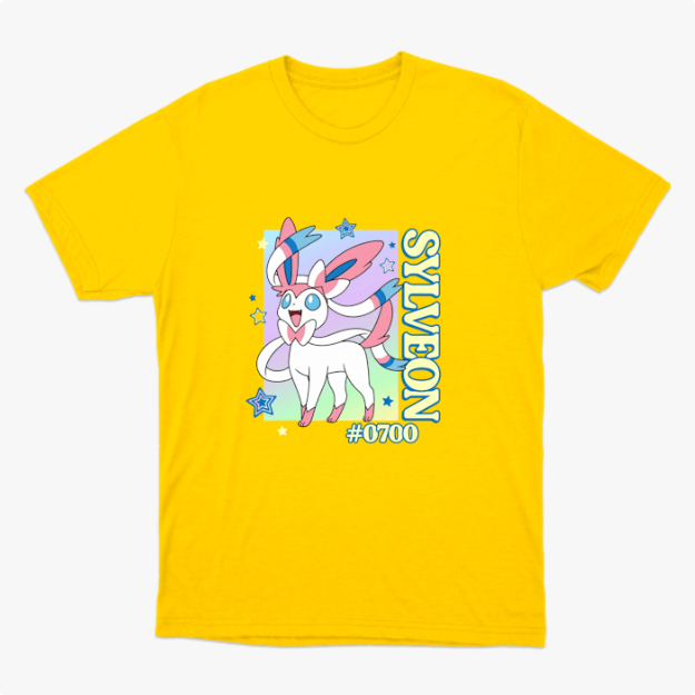 Camiseta com estampa frontal de personagem com fitas, estrelas ao redor, texto vertical "SYLVEON" e "#0700".