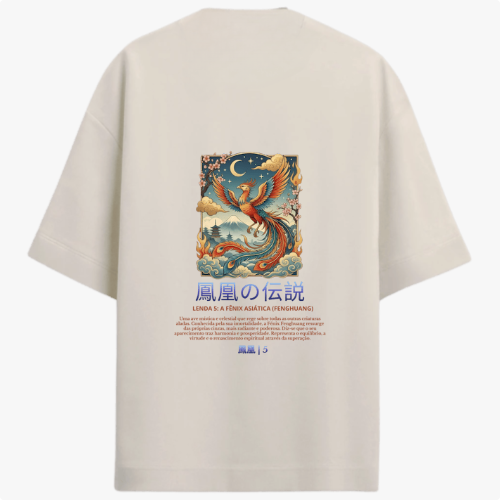 Camiseta com estampa frontal de coroa estilizada e texto "A Fênix Asiática (Fenghuang)" e estampa traseira de fênix entre nuvens e chamas sob a lua.