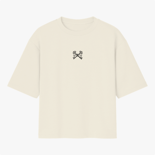 Camiseta com estampa frontal de duas chaves cruzadas estilizadas e estampa traseira de mão segurando chave com texto "Abre Caminho, o sentinela está na porta".
