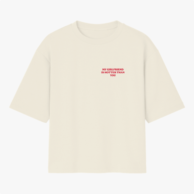 Camiseta com estampa frontal de texto em fonte discreta que diz "MY GIRLFRIEND IS HOTTER THAN YOU", transmitindo uma mensagem direta e expressiva.