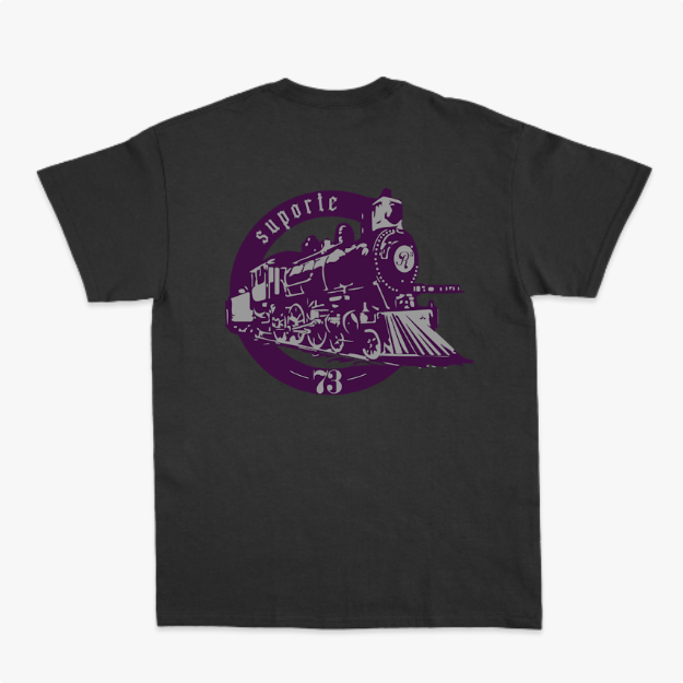Camiseta com estampa frontal de locomotiva circular e texto "suporte 73", e estampa traseira maior similar, destacando detalhes vintage da locomotiva.