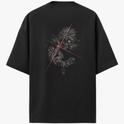 Camiseta com estampa frontal de símbolo geométrico minimalista e estampa traseira de figura detalhada com personagem misterioso centralizado e linhas dinâmicas.