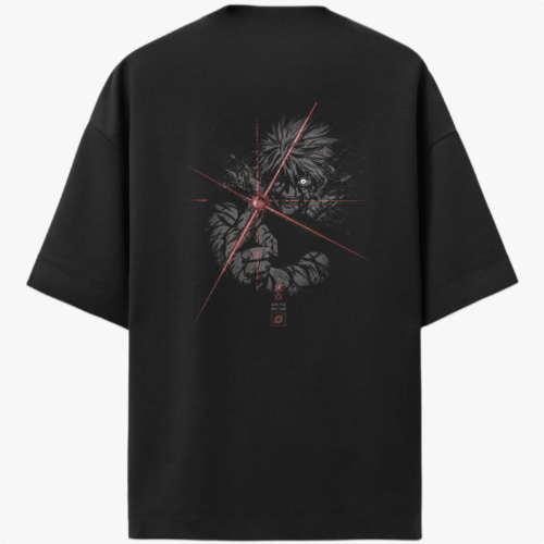 Camiseta com estampa frontal de símbolo geométrico minimalista e estampa traseira de figura detalhada com personagem misterioso centralizado e linhas dinâmicas.