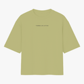 Camiseta com estampa frontal de texto minimalista "Yama Jiu Jitsu" e estampa traseira de ideogramas japoneses sobre flores de cerejeira em aquarela.
