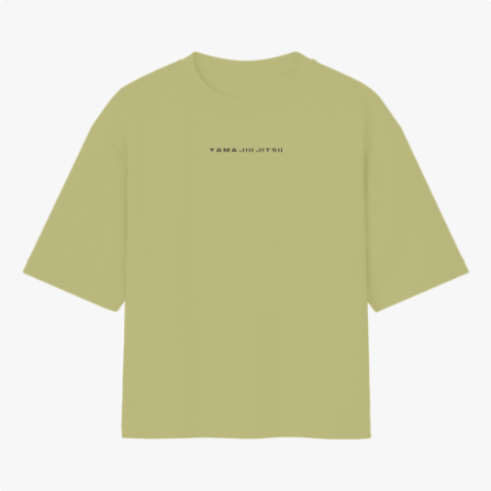 Camiseta com estampa frontal de texto minimalista "Yama Jiu Jitsu" e estampa traseira de ideogramas japoneses sobre flores de cerejeira em aquarela.