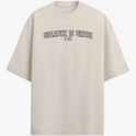 Camiseta com estampa frontal de "VIOLENCE IS VIRTUE LEGIO" em texto estilizado e estampa traseira de caveira atravessada por faca, texto ao redor.