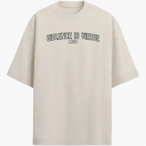 Camiseta com estampa frontal de "VIOLENCE IS VIRTUE LEGIO" em texto estilizado e estampa traseira de caveira atravessada por faca, texto ao redor.