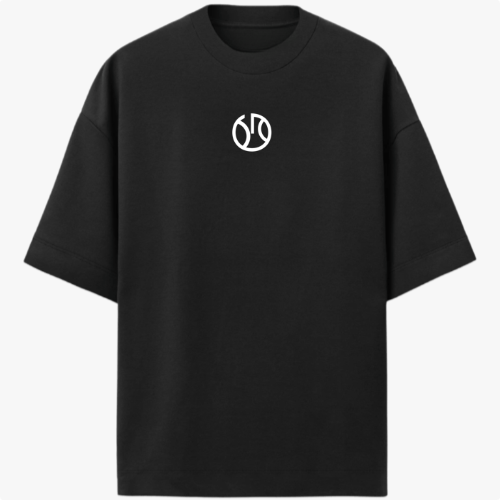 Camiseta com estampa frontal de símbolo circular composto por formas geométricas estilizadas e estampa traseira com o texto "HOOPER" cercado por elementos gráficos.