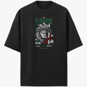 Camiseta com estampa frontal de leão com detalhes gráficos, textos destacando 'Leão de Judá' e frases adicionais em estilo tipográfico.