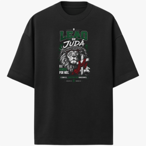 Camiseta com estampa frontal de leão com detalhes gráficos, textos destacando 'Leão de Judá' e frases adicionais em estilo tipográfico.