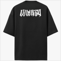 Camiseta com estampa frontal de duas caveiras cruzadas acima da palavra "LOWKEY" e estampa traseira da mesma palavra em estilo sombreado.