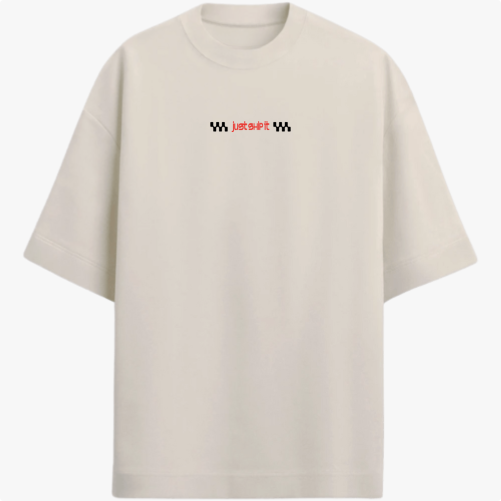 Camiseta com estampa frontal de texto estilizado "just ship it" e estampa traseira com frase inspiradora em letras grandes, junto a detalhes de padrão quadriculado.