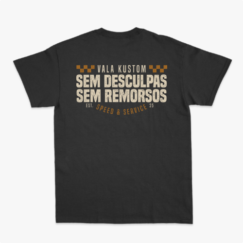 Camiseta com estampa frontal de um emblema pequeno com a palavra "VALA" e estampa traseira com texto "VALA KUSTOM SEM DESCULPAS SEM REMORSOS" e detalhes geométricos.
