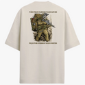 Camiseta com estampa frontal de brasão decorativo ao lado da palavra "LEGIO" e estampa traseira de soldado armado acompanhado de frase inspiradora acima e abaixo.