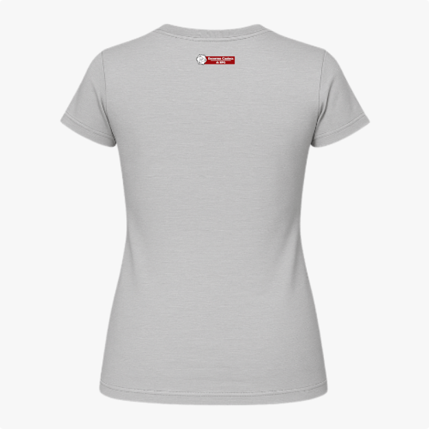 Camiseta com estampa frontal de gato com chapéu de mago, lendo um livro cercado por cristais e névoa; estampa traseira com pequeno logotipo textual.
