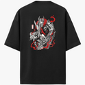 Camiseta com estampa frontal de figura estilizada e texto sobreposto e estampa traseira de dragão detalhado em estilo oriental com traços sinuosos.