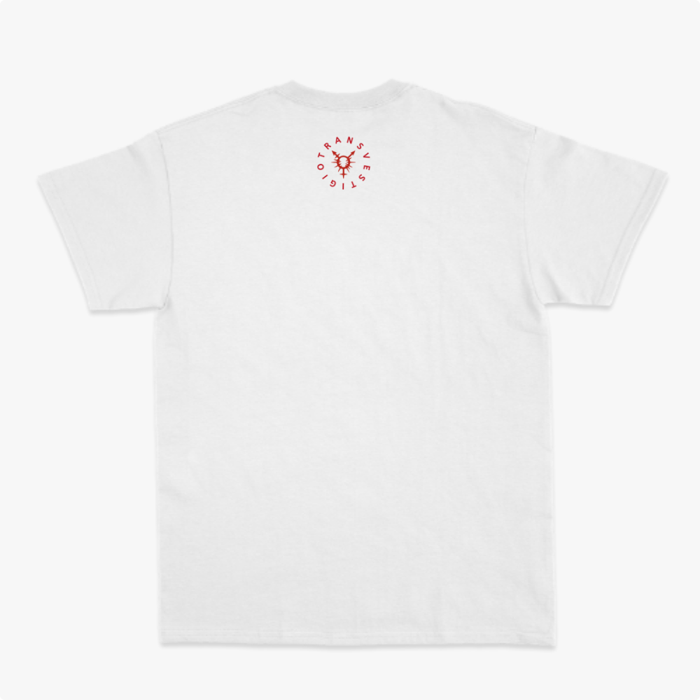 Camiseta com estampa frontal de texto "EU ❤️ TRANSMASCs" ao lado de um coração flechado, e estampa traseira circular com símbolo e palavra "TRANSVERSICAL".