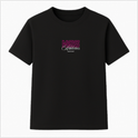 Camiseta com estampa frontal de "N9S Athletics" em fonte estilizada e estampa traseira similar, ampliada, incluindo "Worldwide Athletes Enthusiasts" e "Nines Project".